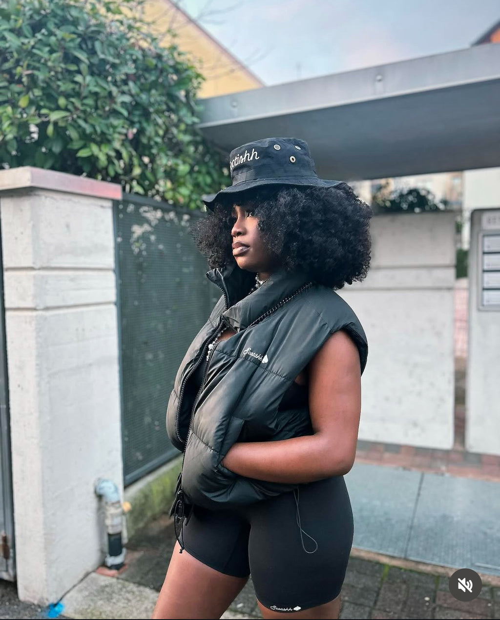 Women's Luxury Black cropped sleeveless vest. Available in one size M. 🎉free delivery🚚📦