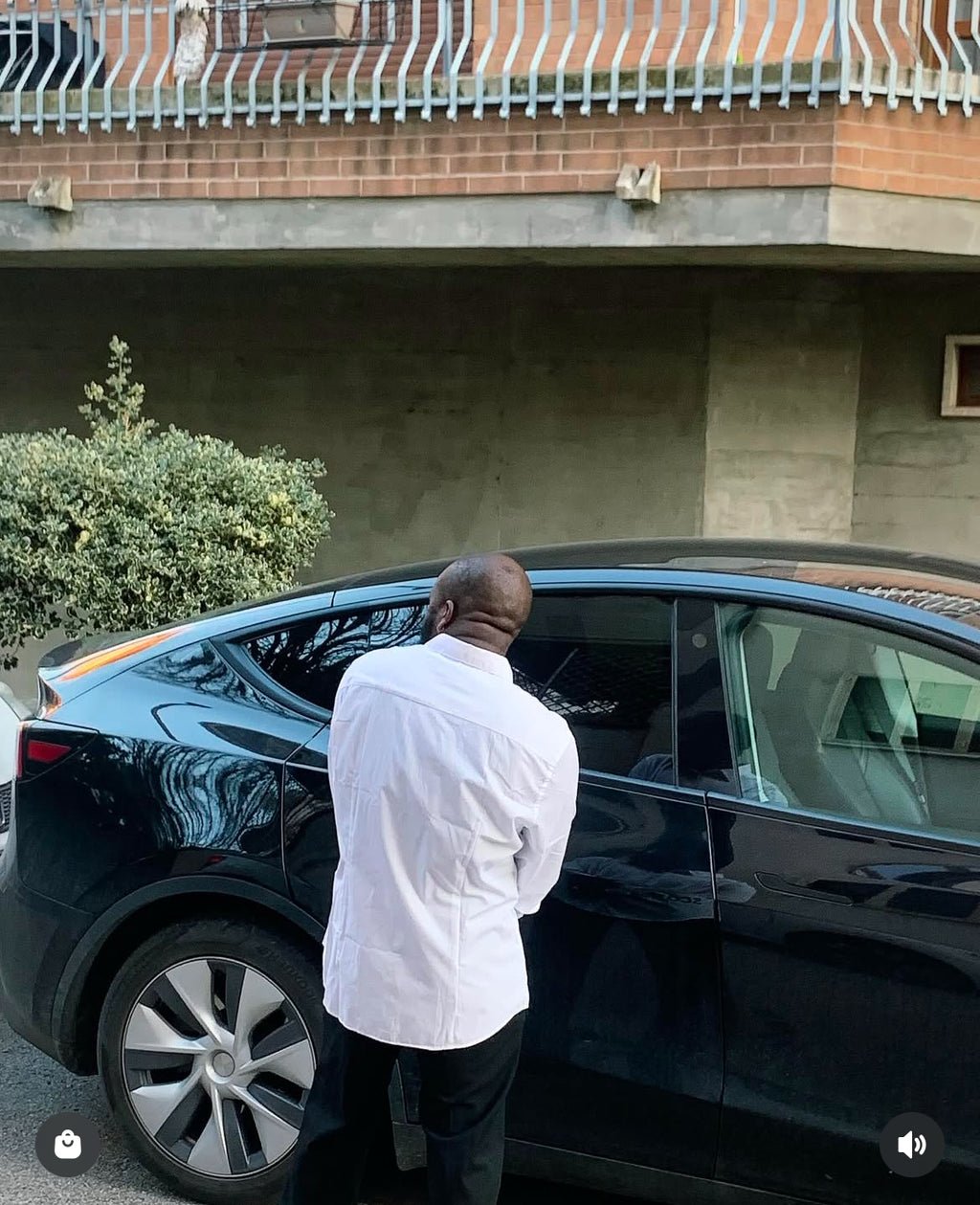 Luxury Unisex WHITE long sleeve fit Shirt. Vol. 1. Free Delivery 🚚 📦🎉