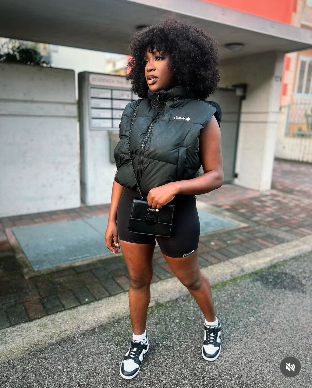 Women's Luxury Black cropped sleeveless vest. Available in one size M. 🎉free delivery🚚📦