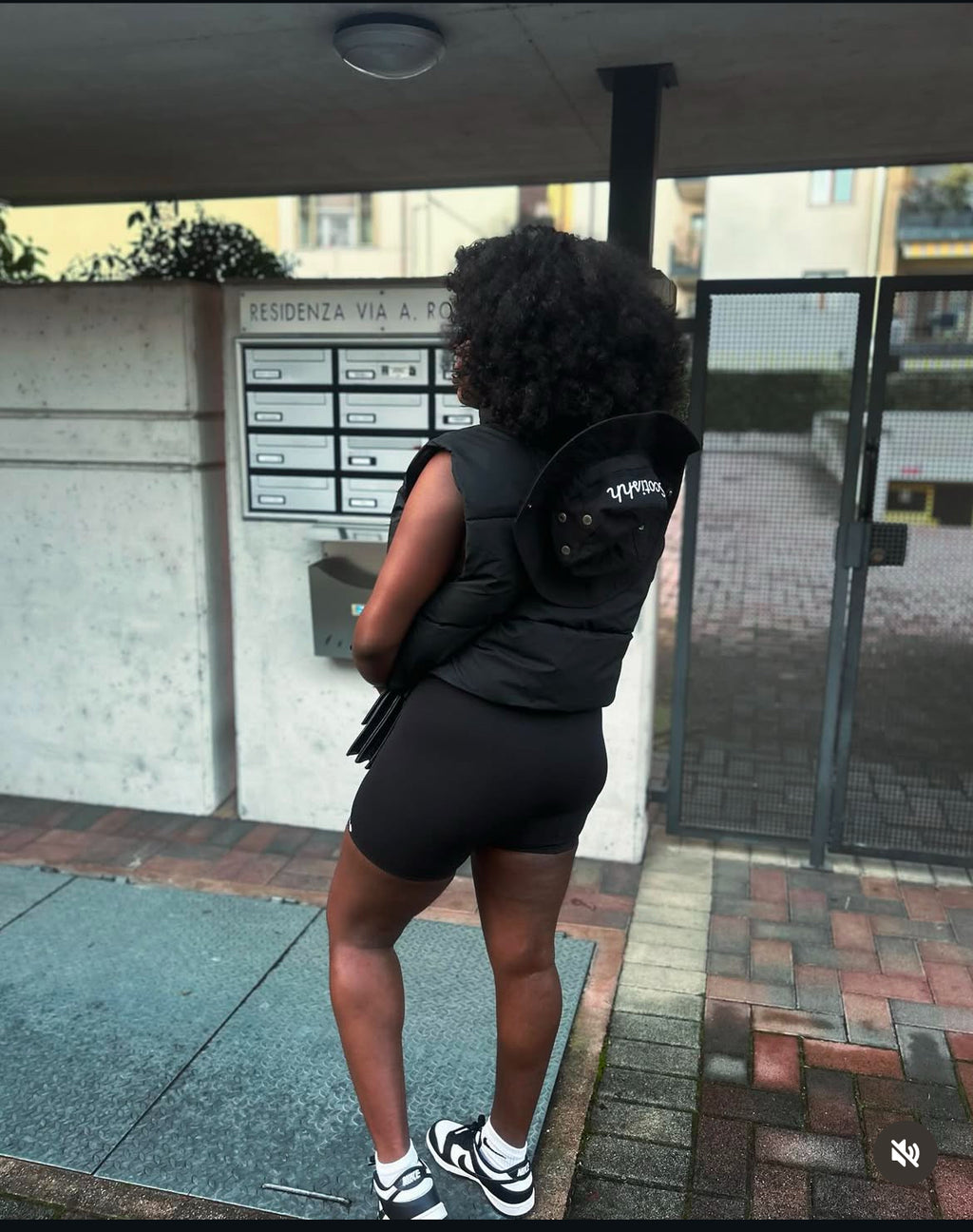 Women's Luxury Black cropped sleeveless vest. Available in one size M. 🎉free delivery🚚📦