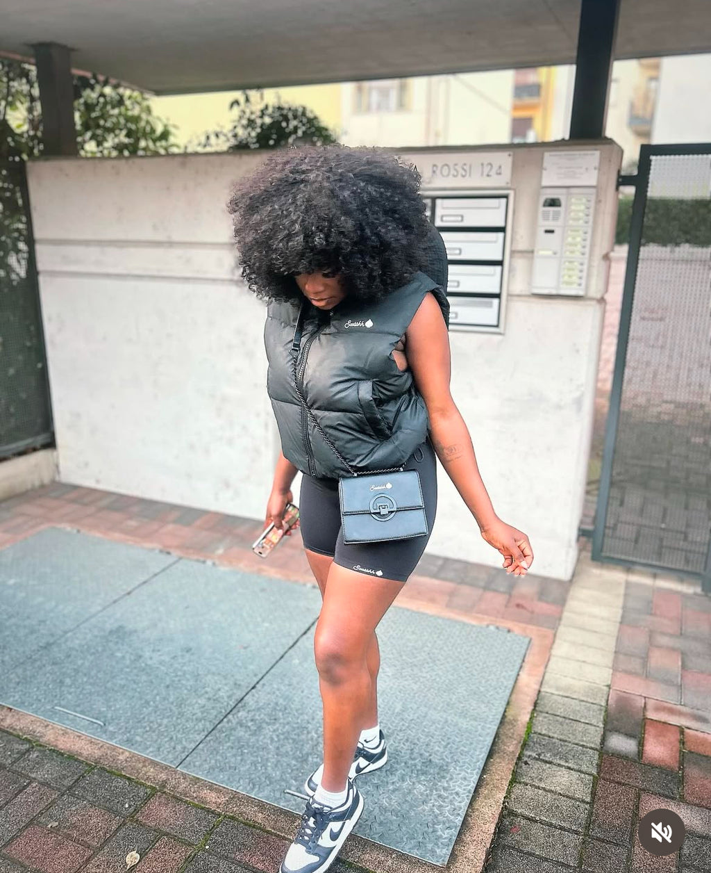 Women's Luxury Black cropped sleeveless vest. Available in one size M. 🎉free delivery🚚📦