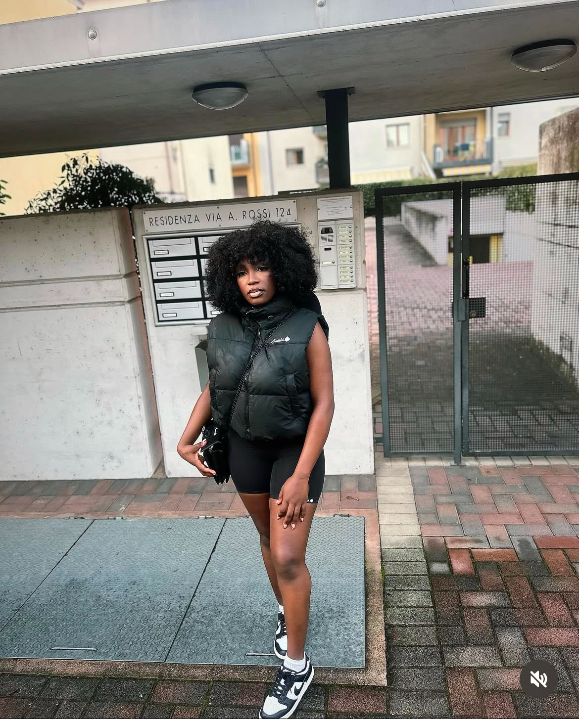 Women's Luxury Black cropped sleeveless vest. Available in one size M. 🎉free delivery🚚📦